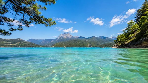 Émerveillez-vous devant les eaux émeraude du lac de Serre-Ponçon