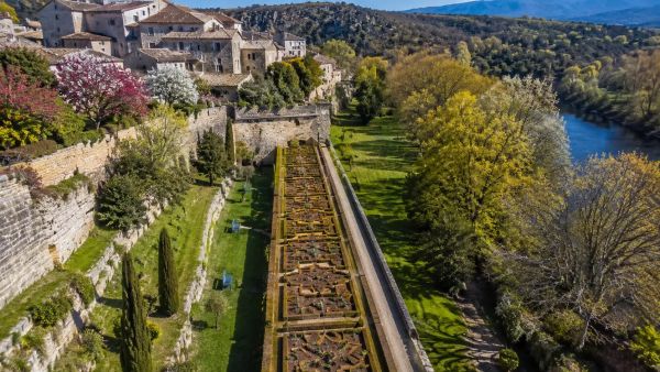 Visiter les jardins suspendus de Labeaume pour un panorama exceptionnel