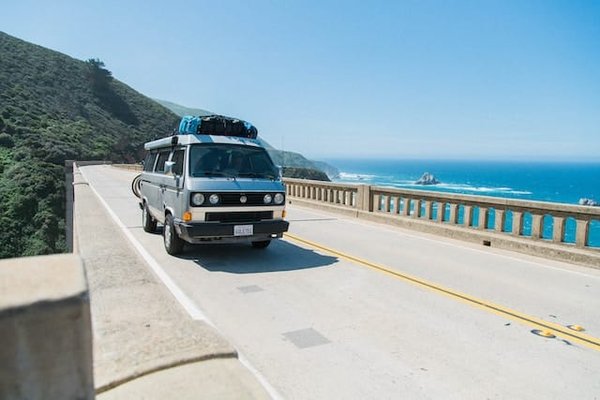 Quels sont les éléments essentiels à préparer pour un road trip réussi ?