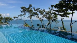 Une belle piscine spacieuse pour nager en toute liberté.
